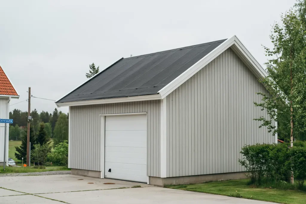 ny papp p garagetak i turinge nykvarn